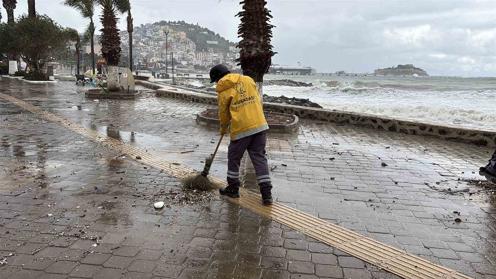 Kusadasi Belediyesinden Saganak Ve Firtina Mesaisi 14D693Cb5Fe5717Ab624C45B1158606D