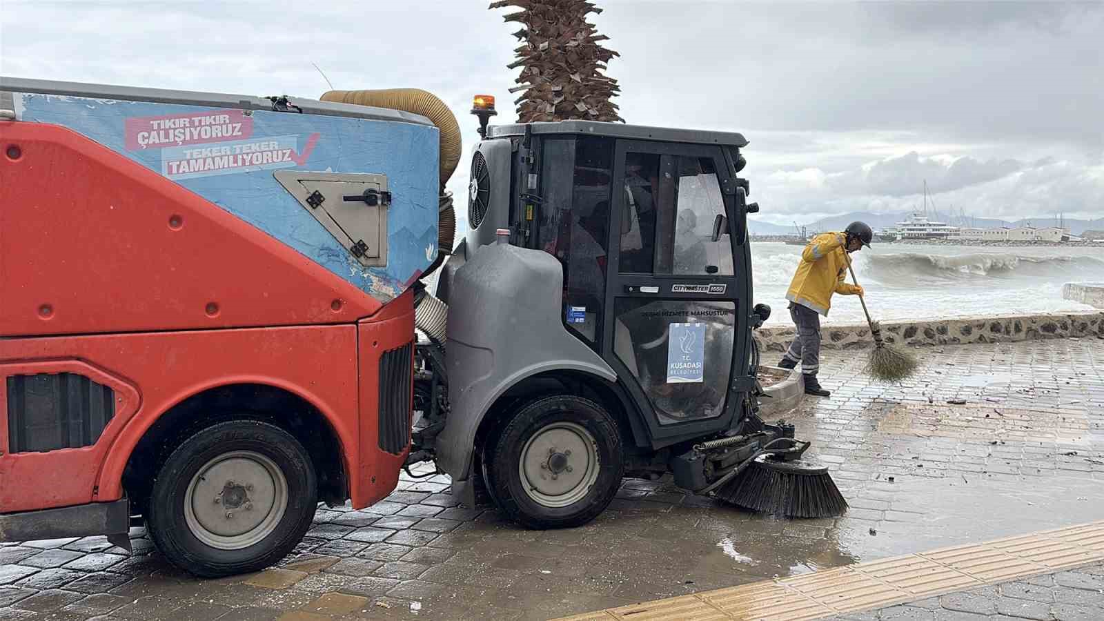 Kusadasi Belediyesinden Saganak Ve Firtina Mesaisi 8B4E1D0Bc3746Be3Db923E473Eab1209