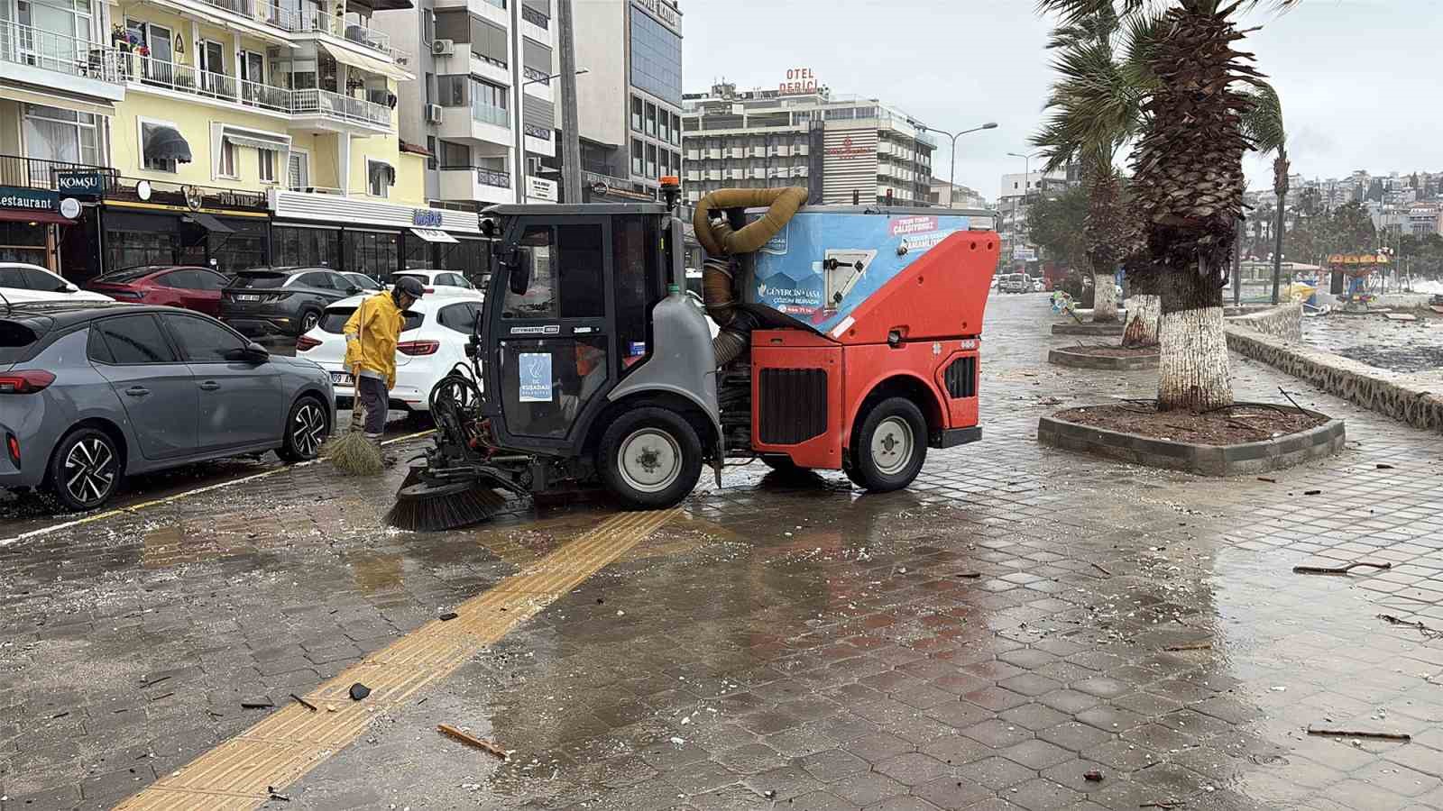 Kusadasi Belediyesinden Saganak Ve Firtina Mesaisi A05D367C4B13Bf726799Bb453D6701C9