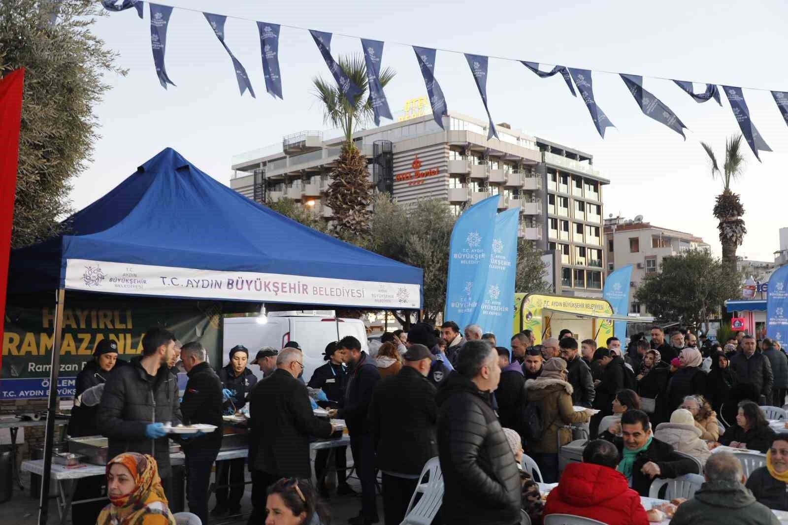 Kusadasinda Aydin Buyuksehir Belediyesinin Iftar Programina Vatandaslardan Yogun Ilgi 071Ef75Ee85A83Fec2C5241D5Be556Ef