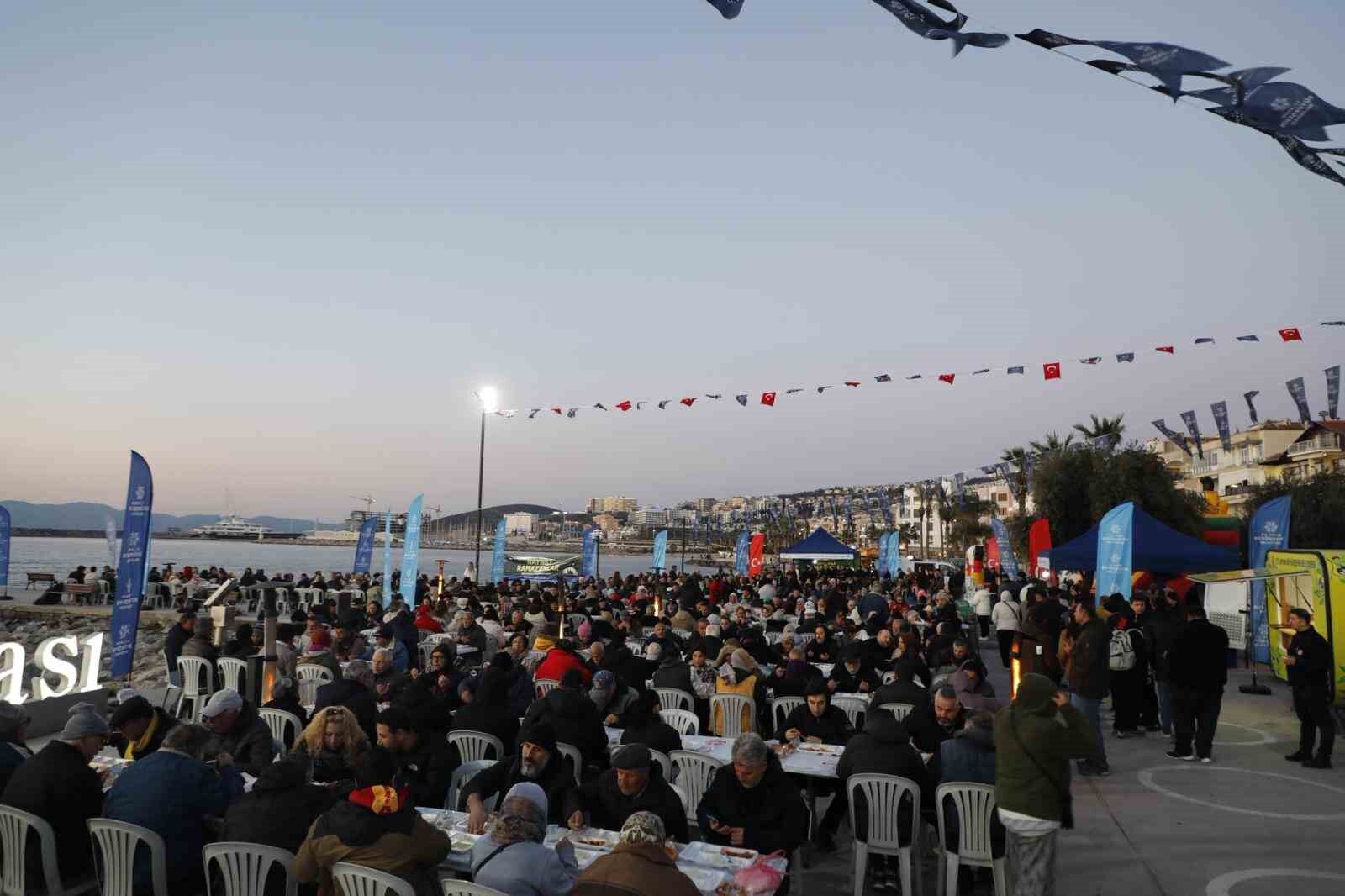 Kusadasinda Aydin Buyuksehir Belediyesinin Iftar Programina Vatandaslardan Yogun Ilgi A7C3944Bf38A14Aef006626422569843