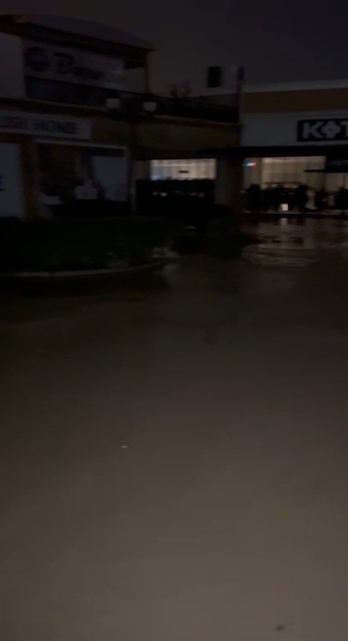 Kusadasinda Dere Tasti Alisveris Merkezi Sular Altinda Kaldi 24B1Fb825763Dae0Ac97D1913B1Dae37