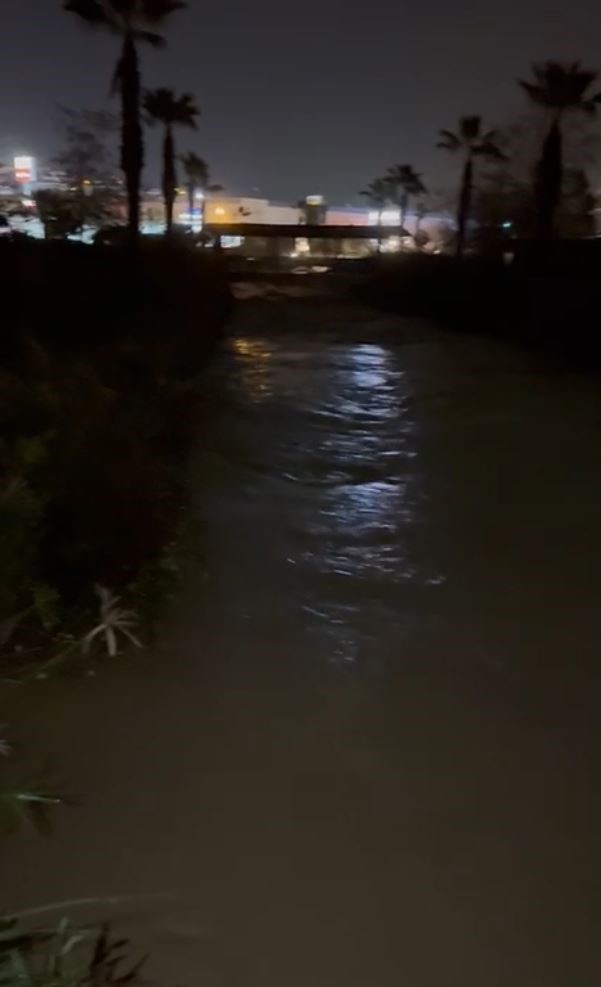 Kusadasinda Dere Tasti Alisveris Merkezi Sular Altinda Kaldi 5F52950Fe5857D13Cb904876Fe747454