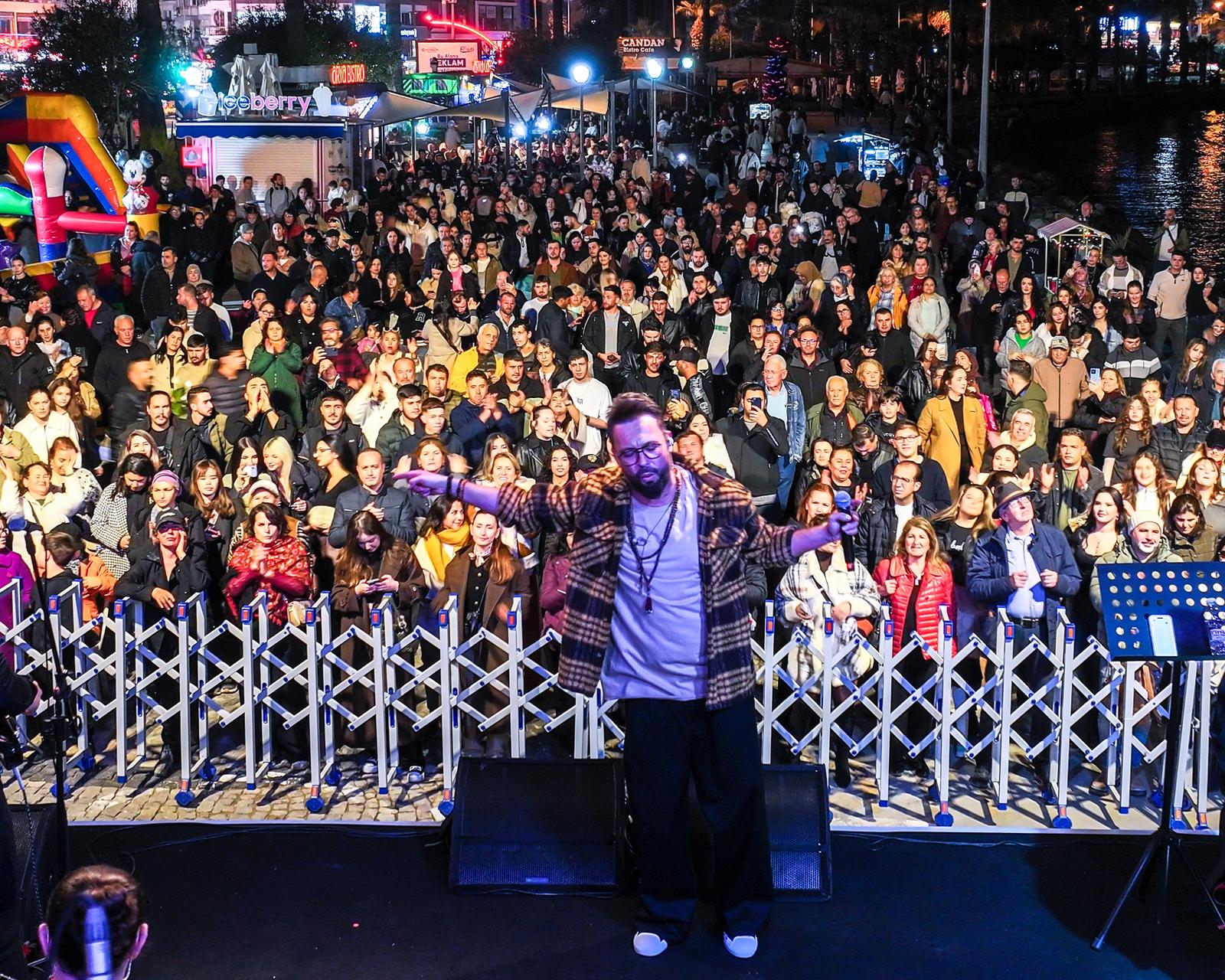 Kusadasinda Sevgililer Gunu Coskuyla Kutlandi 639035 227545E9877D96Eaf7C99424D2051017