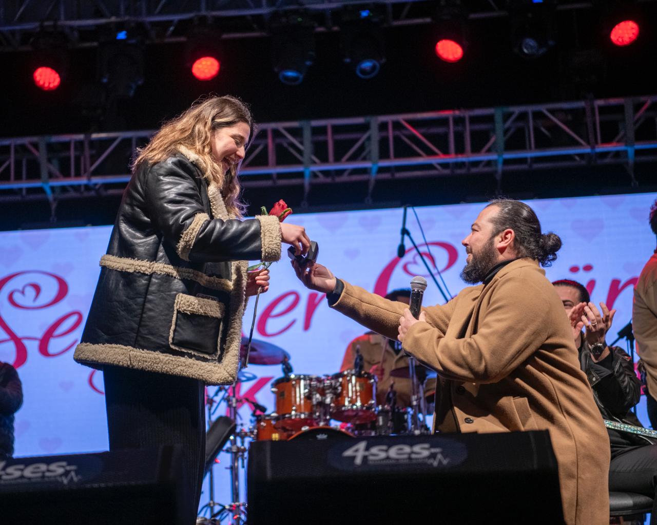 Kusadasinda Sevgililer Gunu Coskuyla Kutlandi 639035 7238Be452231B1Af663E1A6Bbee2B4Be