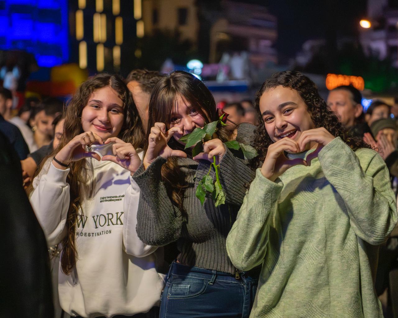 Kusadasinda Sevgililer Gunu Coskuyla Kutlandi 639035 De49Cc3Ad19E054F96C99Cc4E1A36868