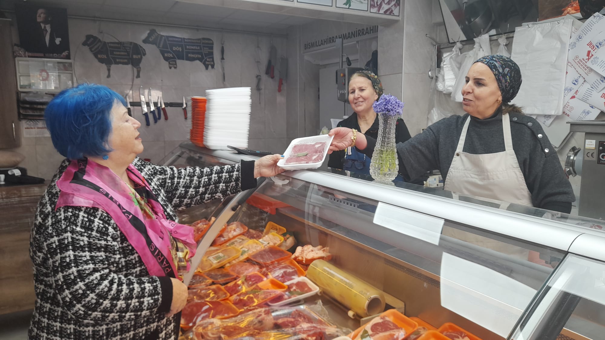 Kusadasinin Elinde Satir Kalbinde Nezaket Olan Kasabi Kasap Mine Abla 638232 2059Cb738Bb68F444F4Cf5Eaaff76316