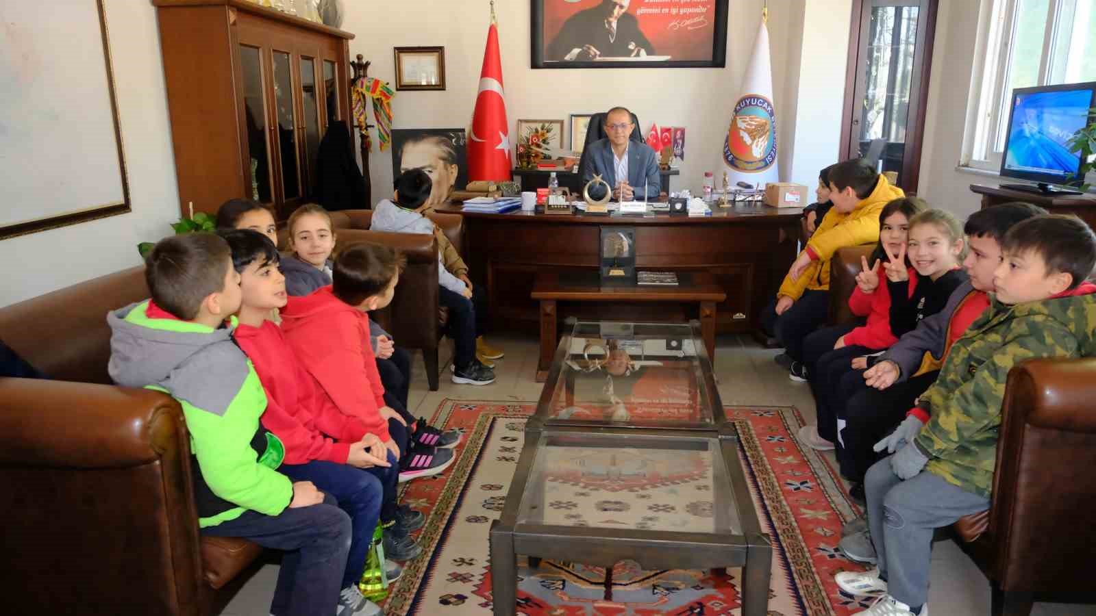 Kuyucak Belediye Baskani Doganca Ogrencileri Belediyede Agirladi 1D1Fedf762Afb2A4E7C4Af302596B8Dc