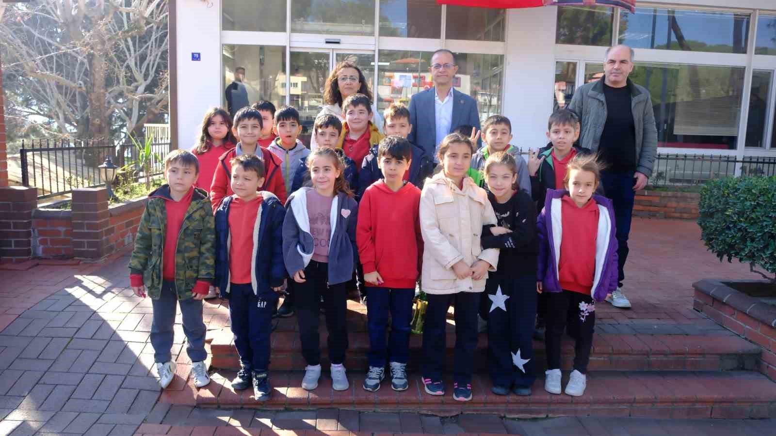 Kuyucak Belediye Baskani Doganca Ogrencileri Belediyede Agirladi 26Cfa69B5E54394Afb3627920Bc9F03F