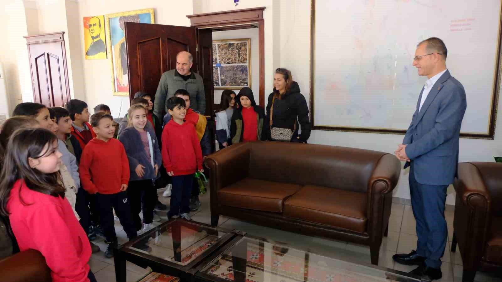 Kuyucak Belediye Baskani Doganca Ogrencileri Belediyede Agirladi 82B7245A4A31A0Ce62C8129A390Cfca6