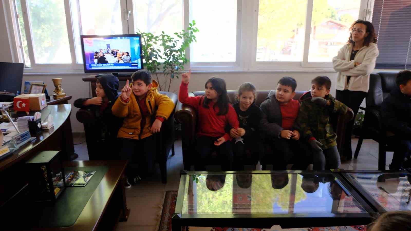 Kuyucak Belediye Baskani Doganca Ogrencileri Belediyede Agirladi B89Ec449D4539A47249A7A0C9904718F