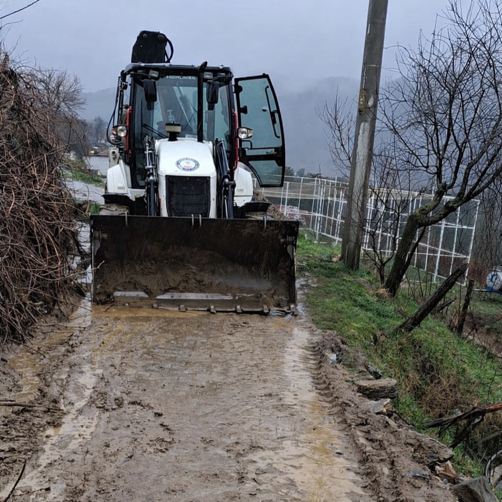 Kuyucak Belediyesinden Bozulan Ve Kapanan Yollara Aninda Mudahale 639717 Eb382Eaa3047B6155D6A324Fdcc57C6F