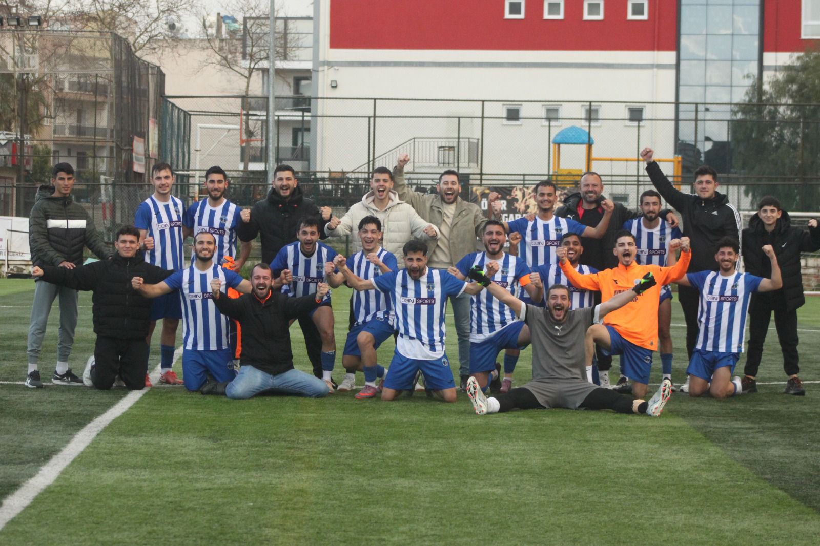 Mutluluktan Havalara Ucurdular 635050 A29273B26178C4De28Edf0C44Ffc9A8E