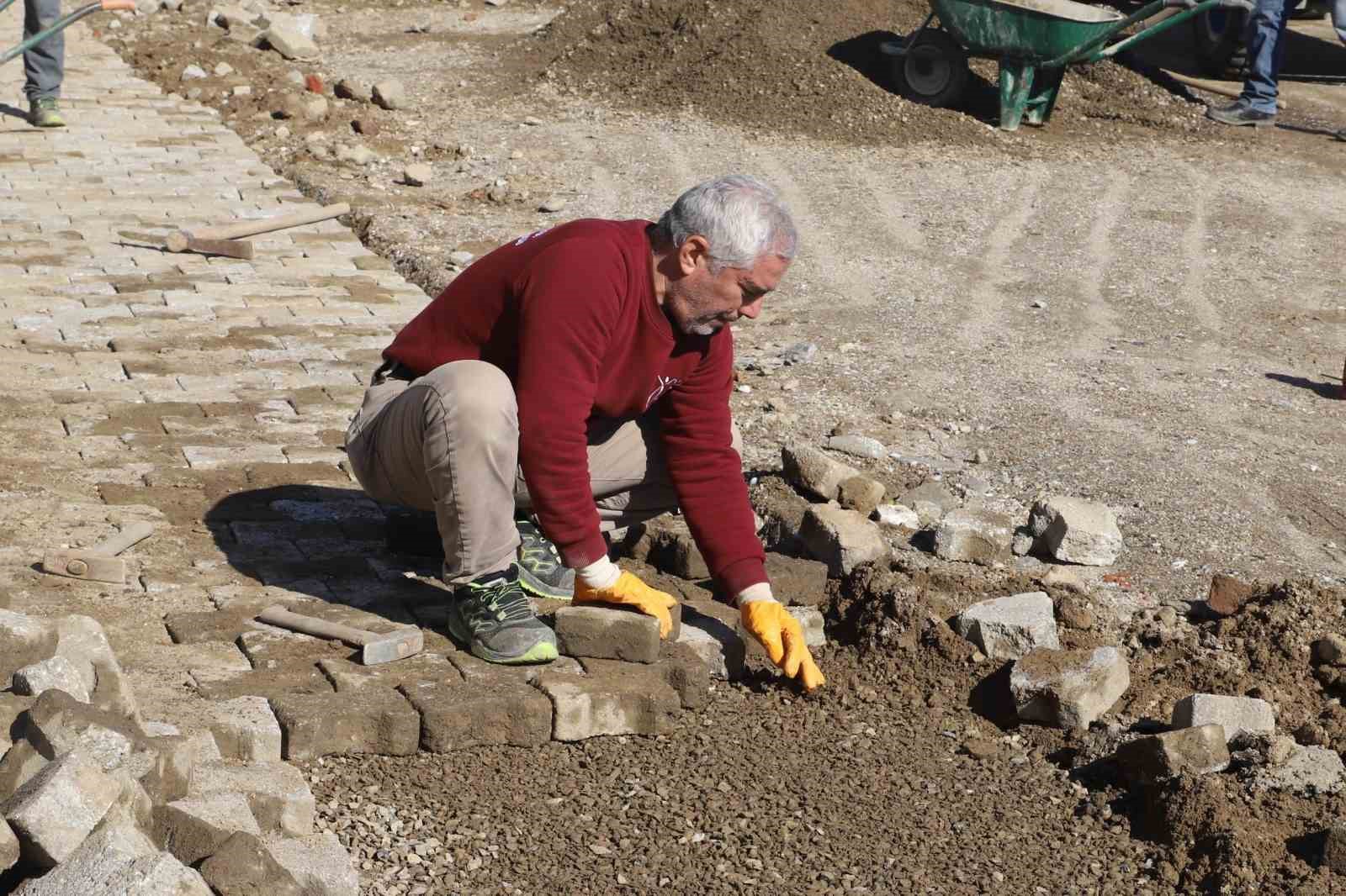 Nazillide Yol Seferberligi Bozulan Parkeler Yenileniyor Be09D2210Fb518D62193295Ebe57F225
