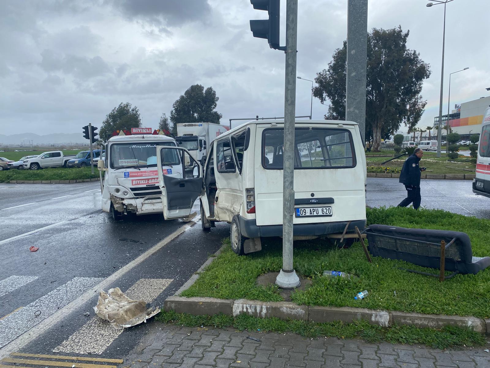 Otogar Kavsaginda Minibus Ile Transit Carpisti 1 Yarali 638348 Ec09766409D375A6F1Ce5C88F08Dd4Eb