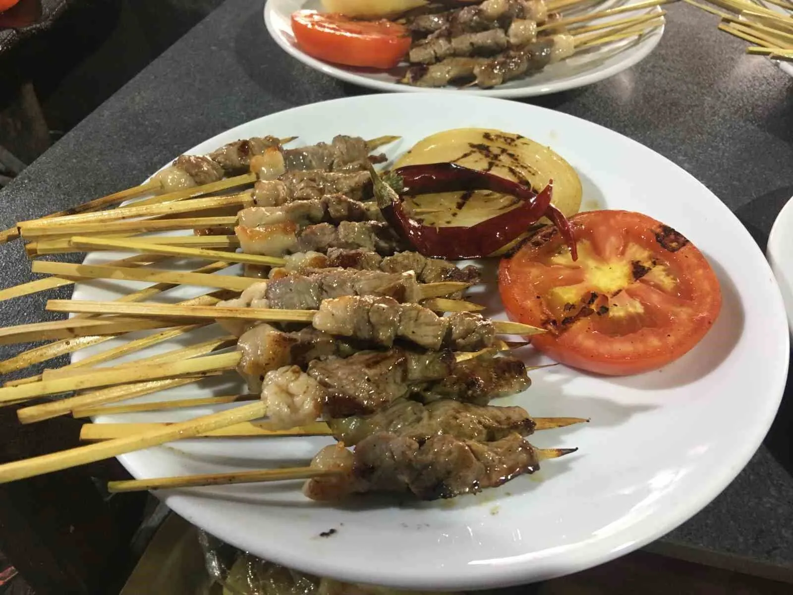 Ozgur Ozel Ortaklari Es Gecmedi Meshur Cop Sis Lezzetini Tatti 639168 47E369516A2A4Da7E22218C3F334662B