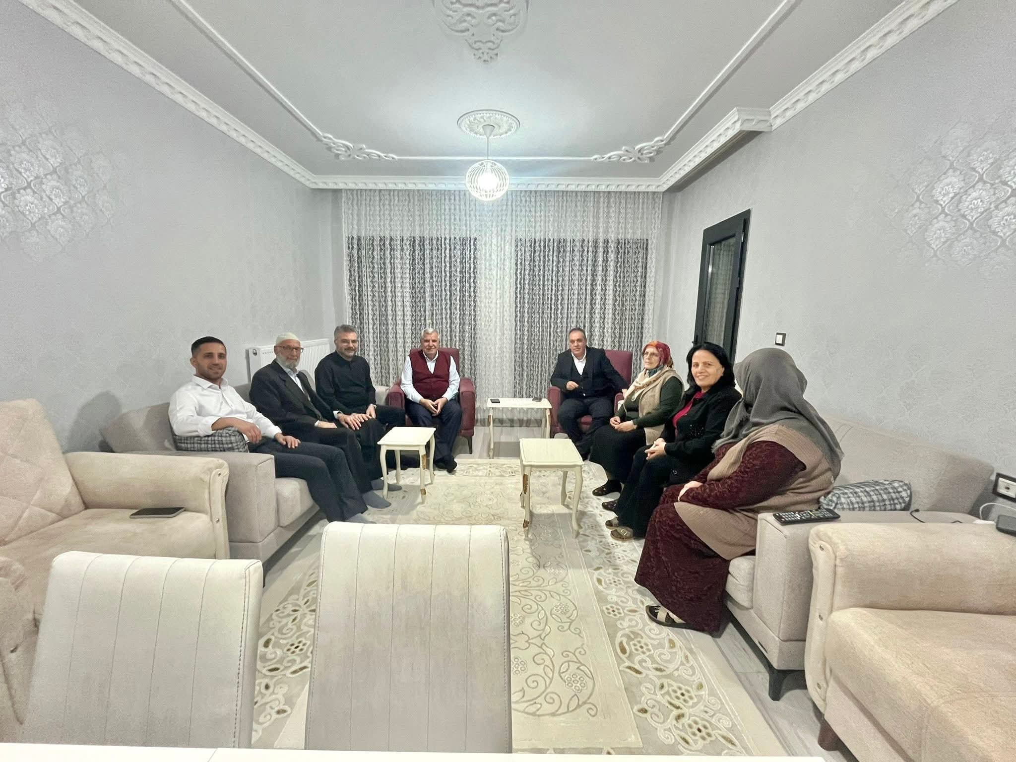 Ozmen Depremzede Ailenin Iftar Sofrasina Konuk Oldu 640966 E2Df980Af222Fdbd228E52Cb85E4611C