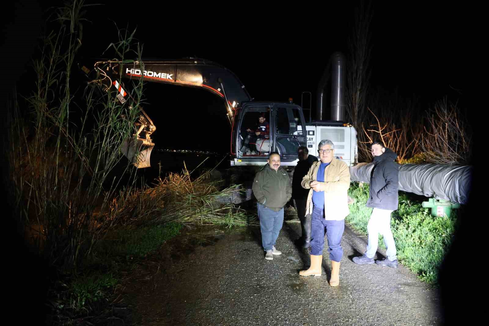 Posaci Taskinda Cizmeleriyle Sahaya Indi Gece Gunduz Ovadayiz 640051 4E821Efe3Ed3B6B5Bda2Ed2D15C3D503