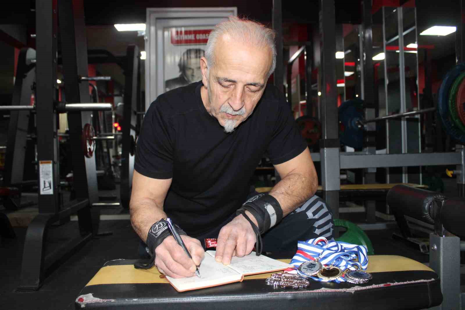 Rakip Bulamayan Ve Genclerle Yarisan 65 Yasindaki Hakki Bozat 420 Kilo Kaldirdi C426E44Ed67F0C916B3E16683Fcb8019