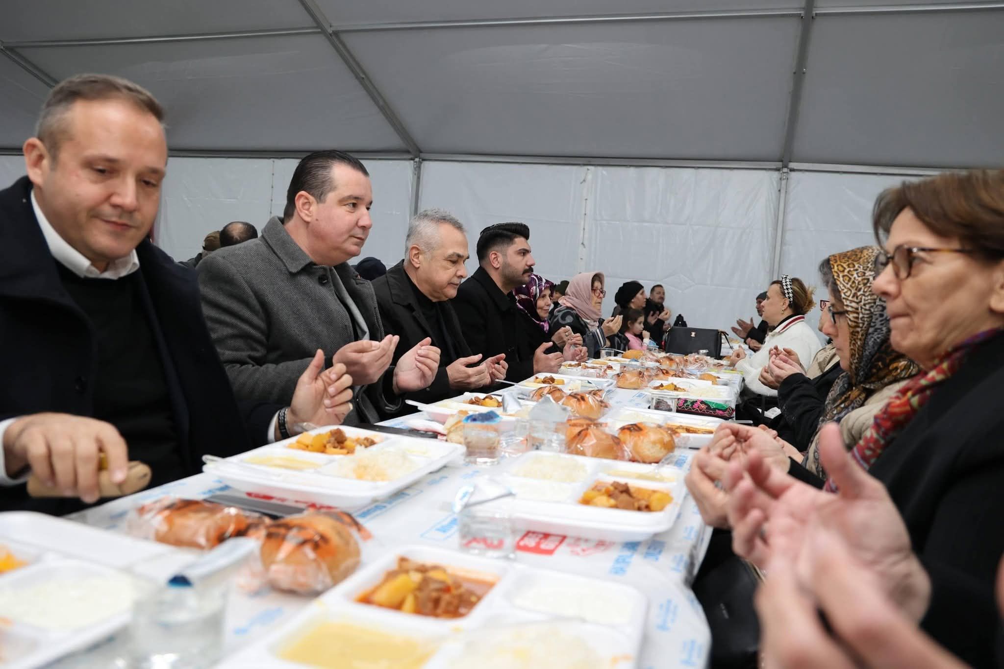 Savas Kazan Basina Gecti Vatandaslara Kepceyle Yemek Dagitti 643031 0586427E64E77B94F15785D47B9Ad56F