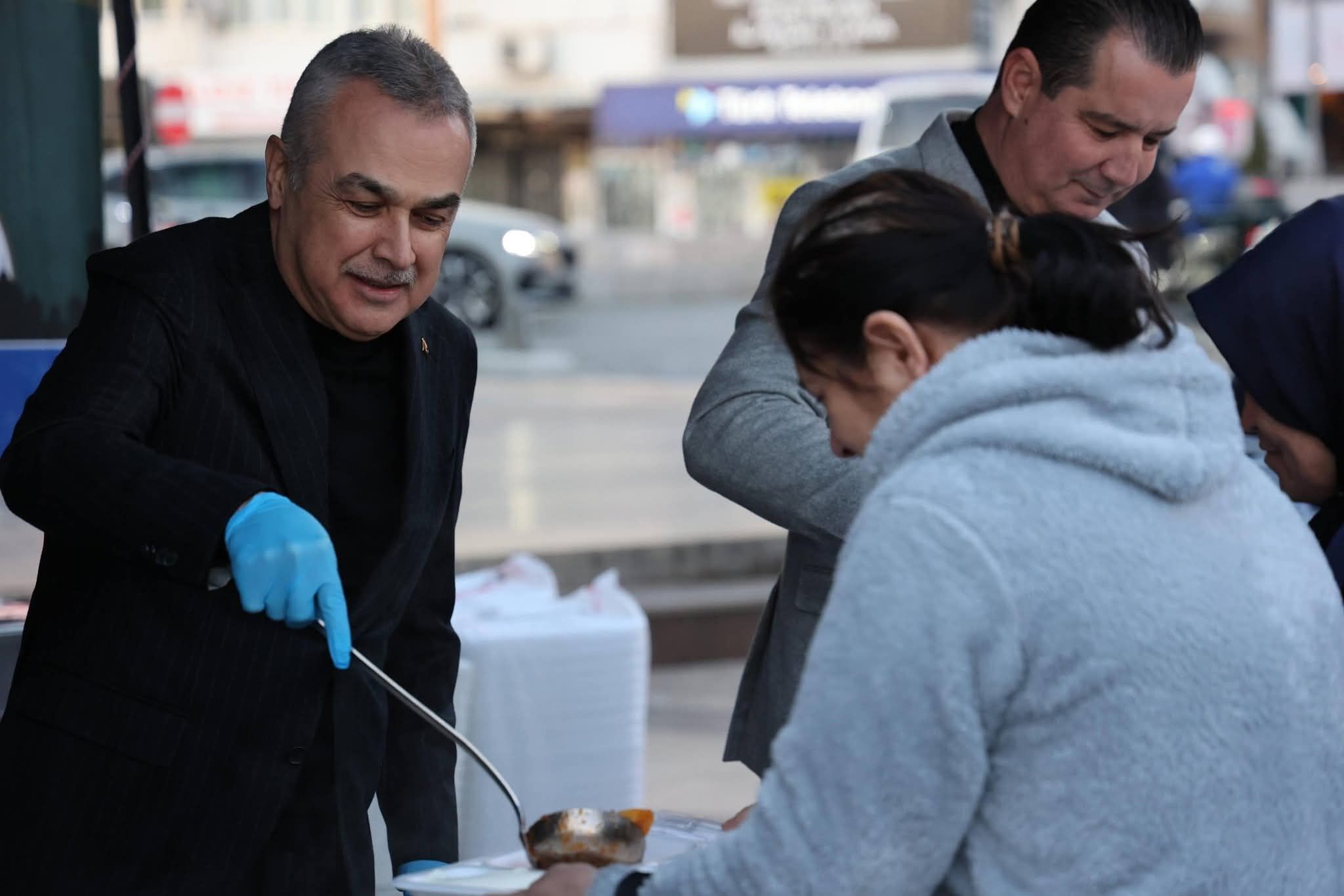 Savas Kazan Basina Gecti Vatandaslara Kepceyle Yemek Dagitti 643031 7F3C0F05D22A2Fb11516Dbb0A42Ee974