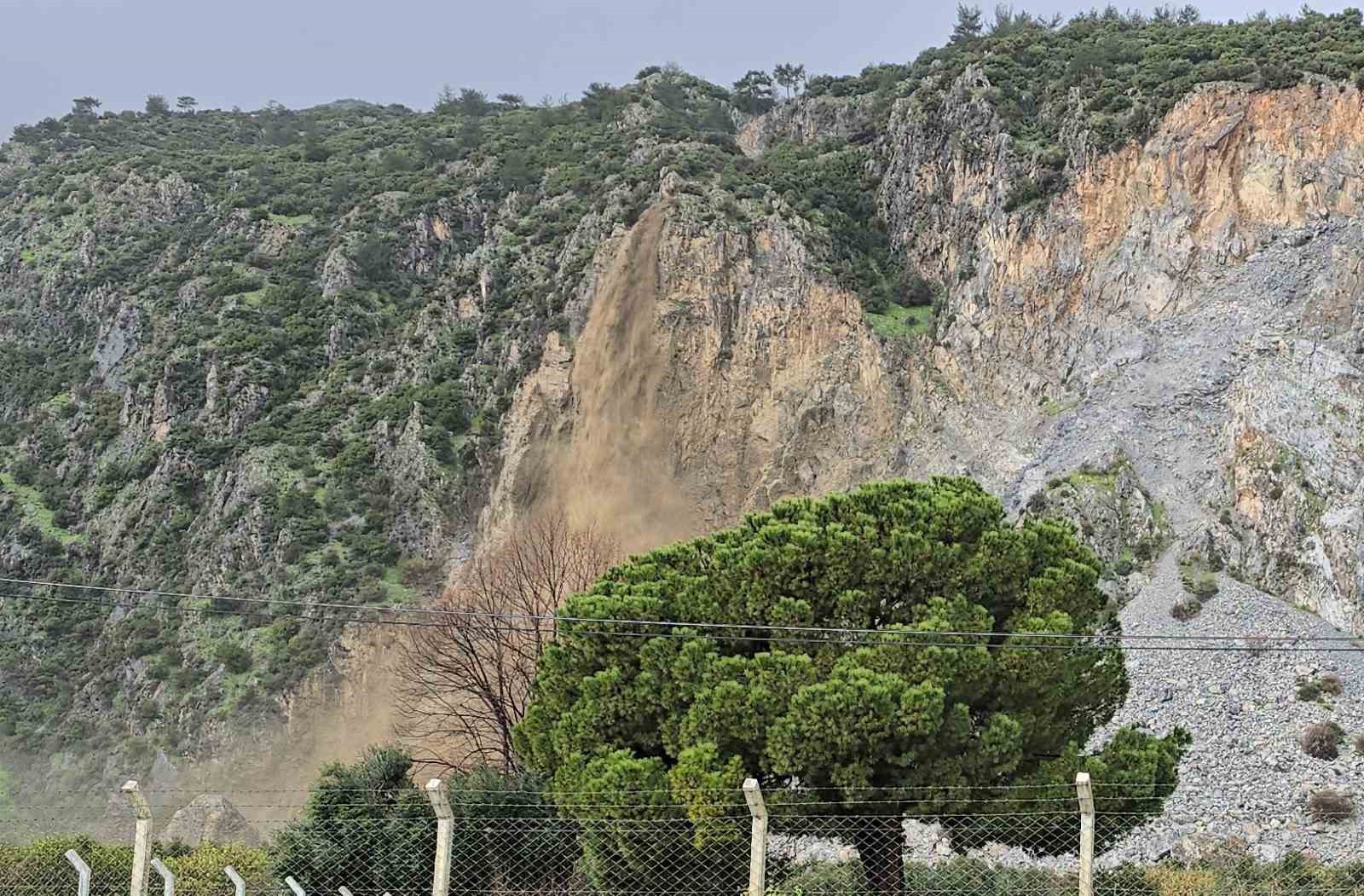 Sokede Dagdan Akan Sular Adeta Selaleye Dondu C9Ba12C29Ffee00E935009208Ecb9B4D