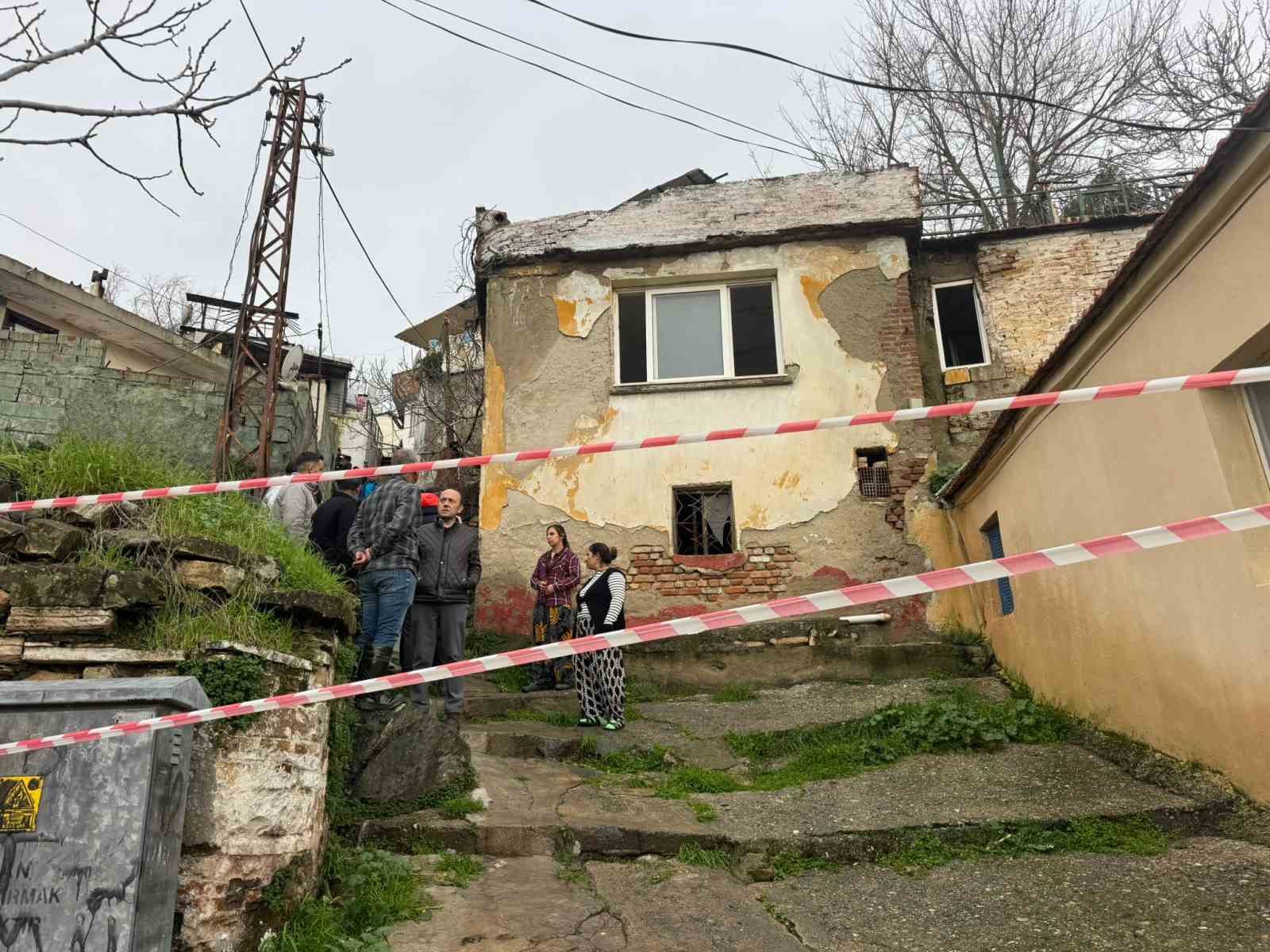 Sokede Yagmurun Yumusattigi Evin Duvari Coktu C8676C0Bfcdc751D5A724Dded49Bec44