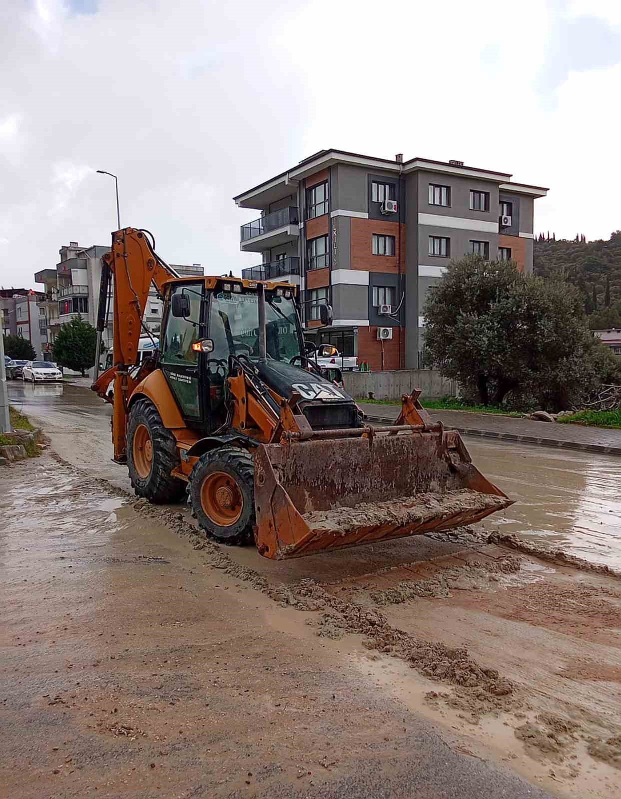 Sokede Yogun Yagis Nedeniyle Belediye Ekipleri Teyakkuzda 8Cef3D96052Be9D2A73Cfc0Ab30E127A