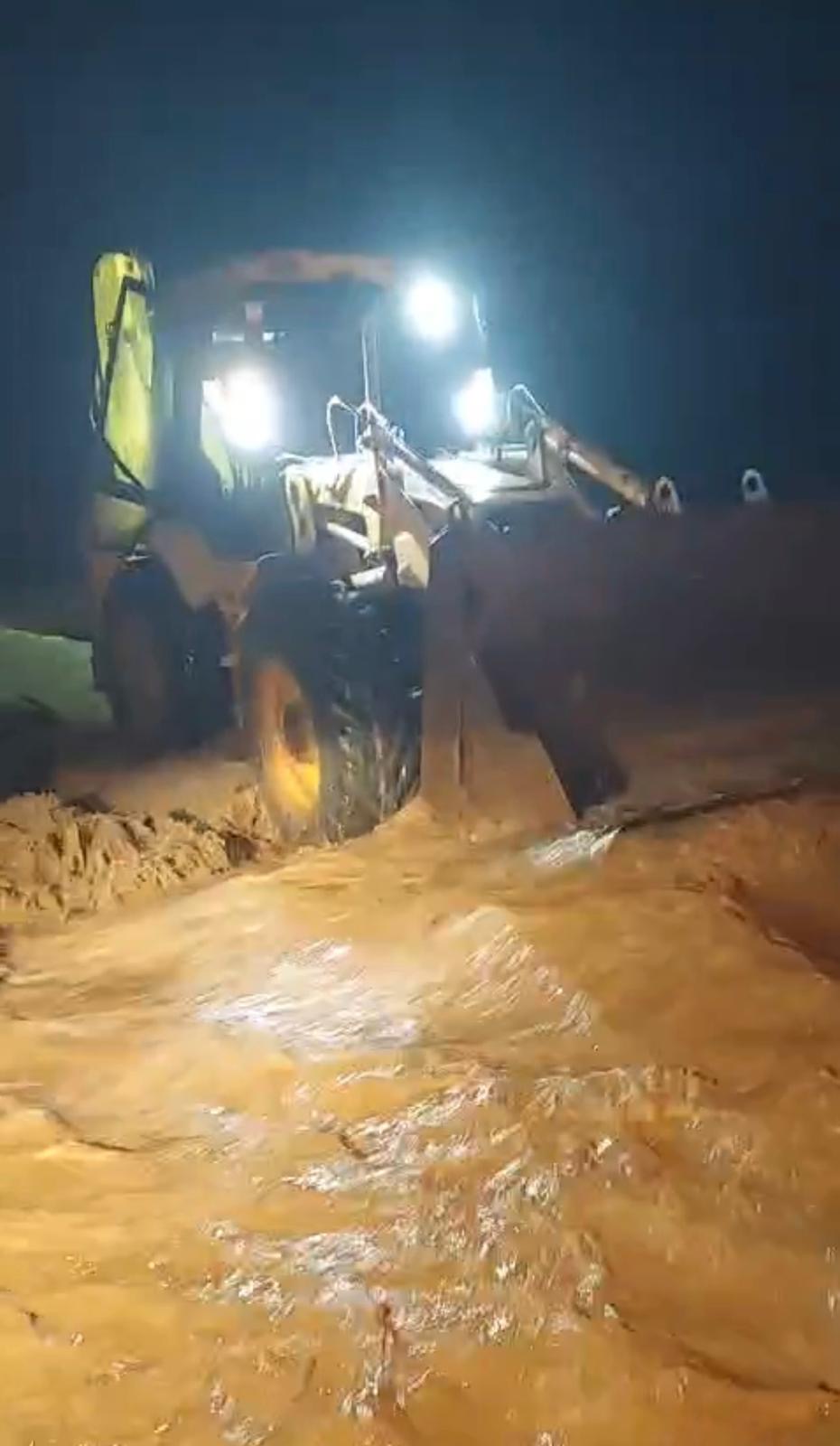 Suda Mahsur Kalan Aileyi Incirliova Belediyesi Ekipleri Kurtardi 635165 Ca333C84C9D0E28A1B5Da2C9Ed7D13A1