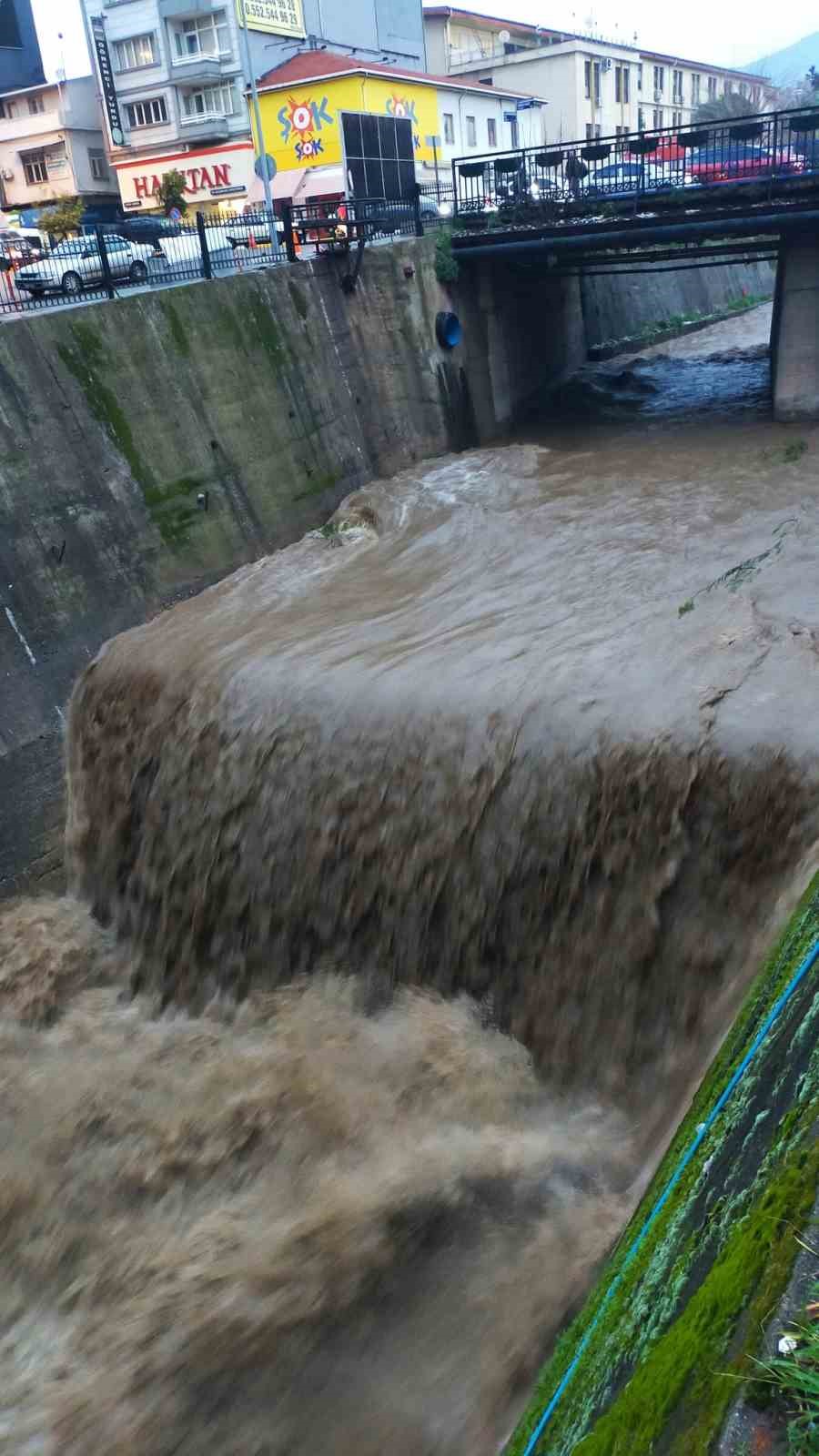 Tabakhane Deresi Yagisla Birlikte Costu D9Ed7F410Ca54652E4Aa64Bf5481A2A8