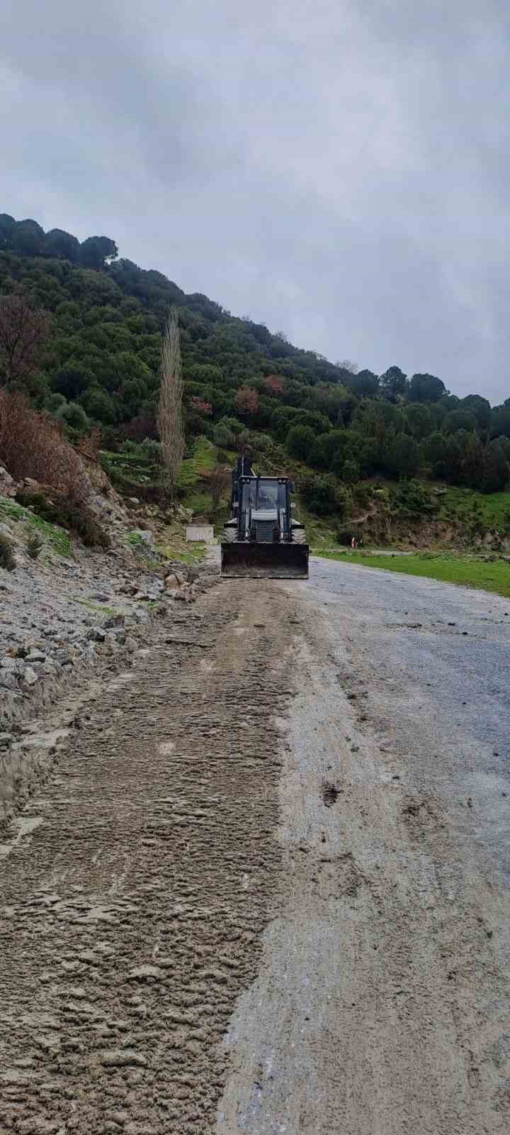 Yagis Sonrasi Topraktan Kaydi Kayalar Yolu Kapatti Ddb390A9345Ca0483De8C1D4Aa408846