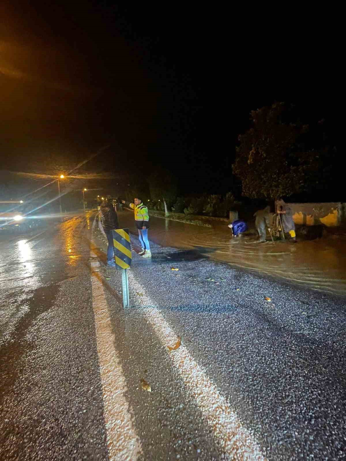 Yenipazarda Saganak Yagis Etkili Oldu 7B20049De0Fa27909Eec557E0D8E093A