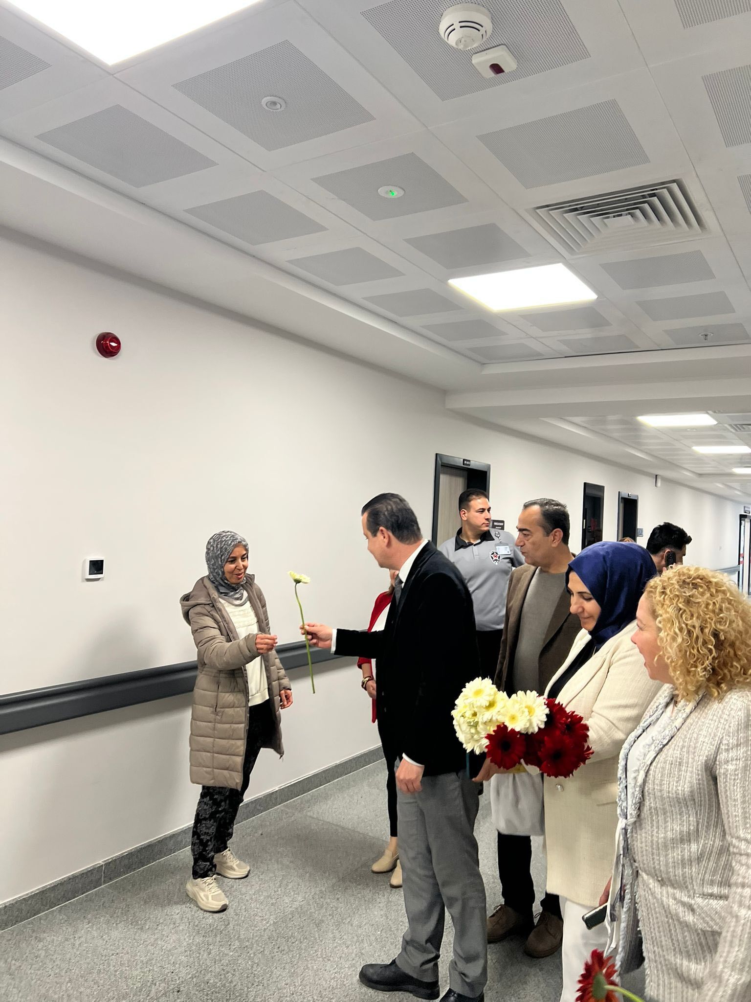 Ak Parti Efelerden Saglik Personeline Moral Ziyareti 647924 23464Ec2C211910E1F827A3F1A0Ea758