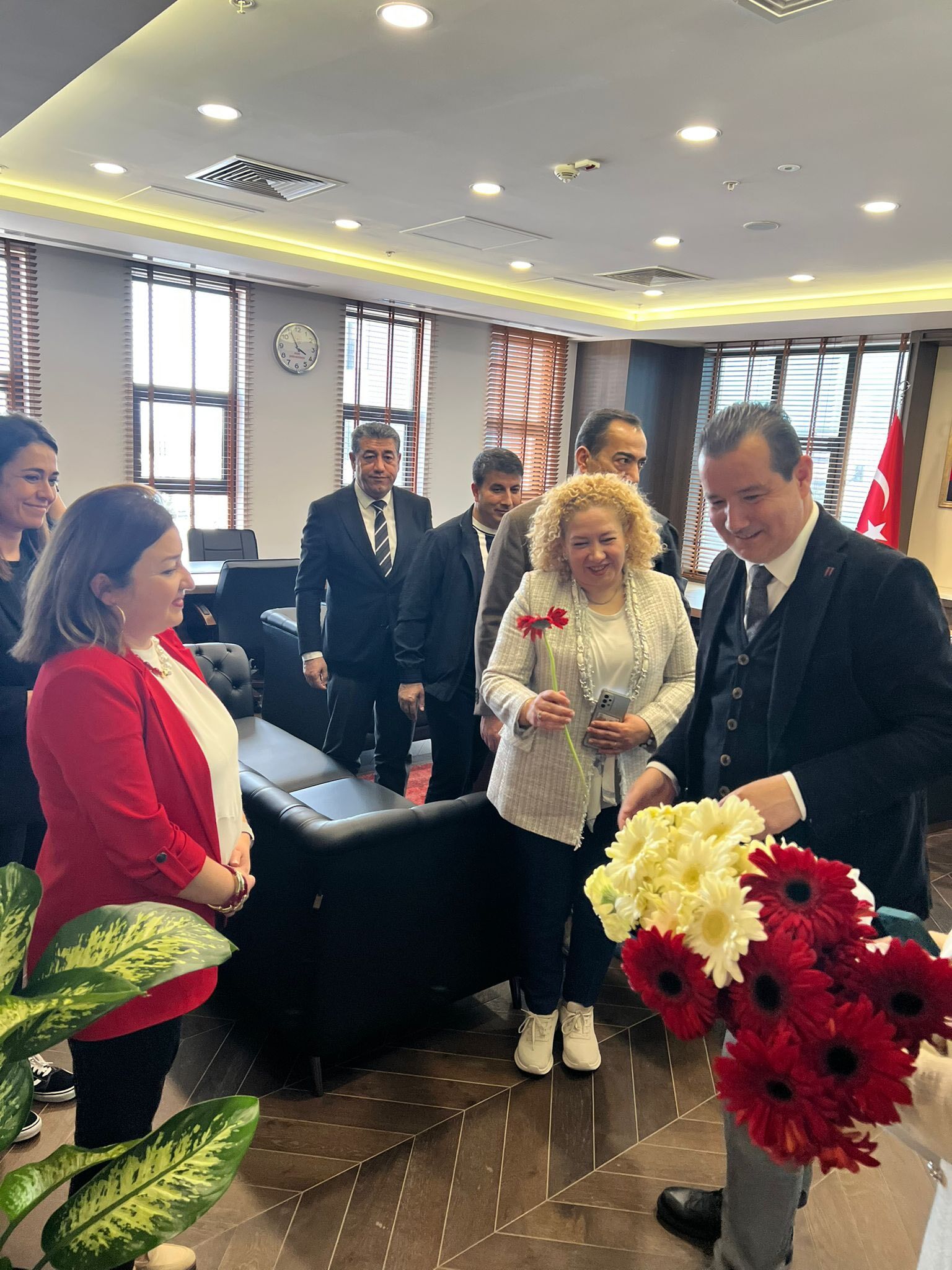 Ak Parti Efelerden Saglik Personeline Moral Ziyareti 647924 E1Cf03D56Eb5163981Da466211595B1B