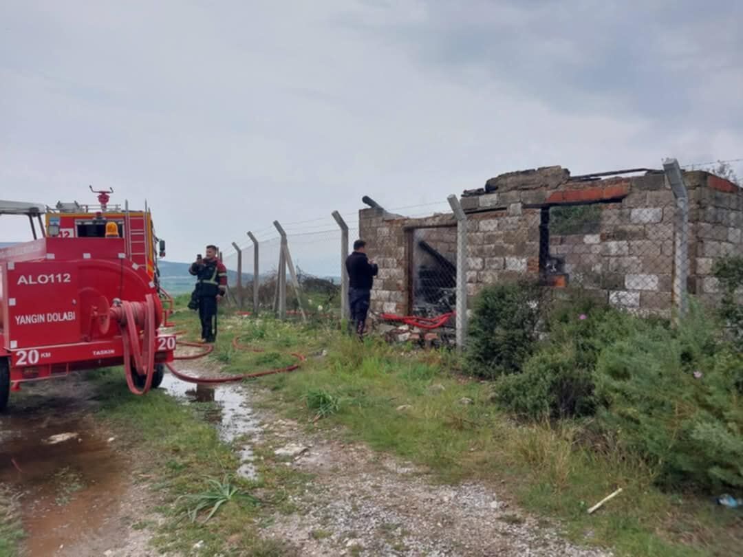 Akyenikoydeki Gecekondu Yangini Korkuttu 649579 5E2F4Ac0A7A454B3B7846Daa034156E7