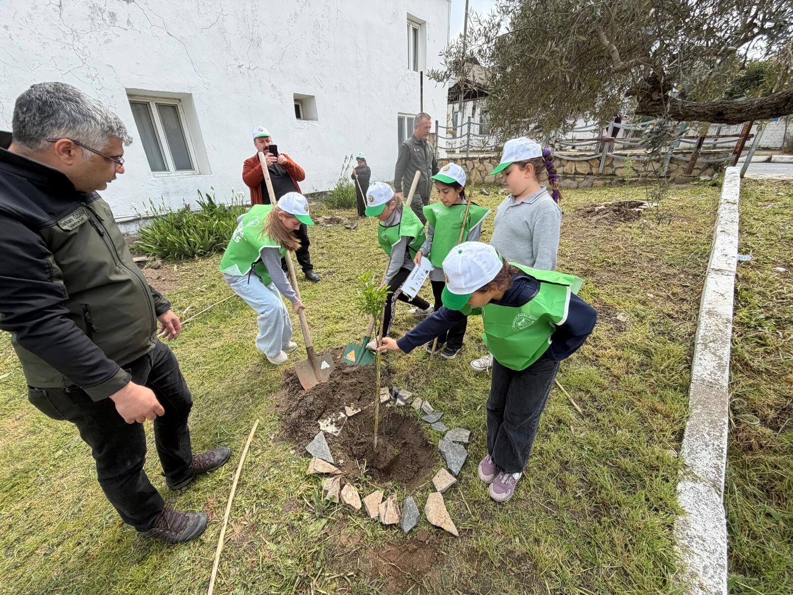 Akyenikoylu Ogrenciler Orman Haftasinda Fidan Dikti 650205 B8Eb0B49Dc6293854443B6534237061D