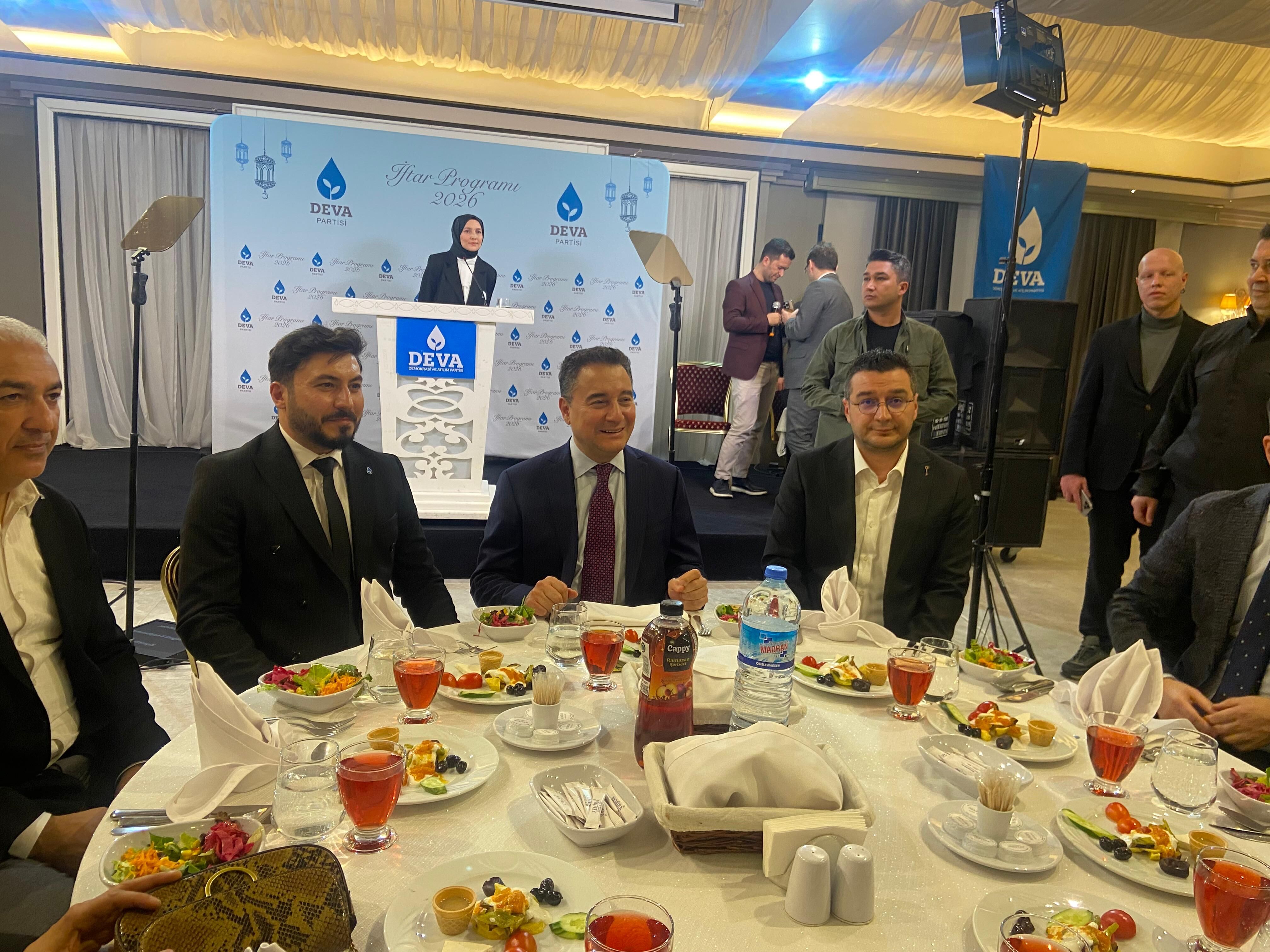 Ali Babacan, Aydınlılarla iftar sofrasında buluştu
