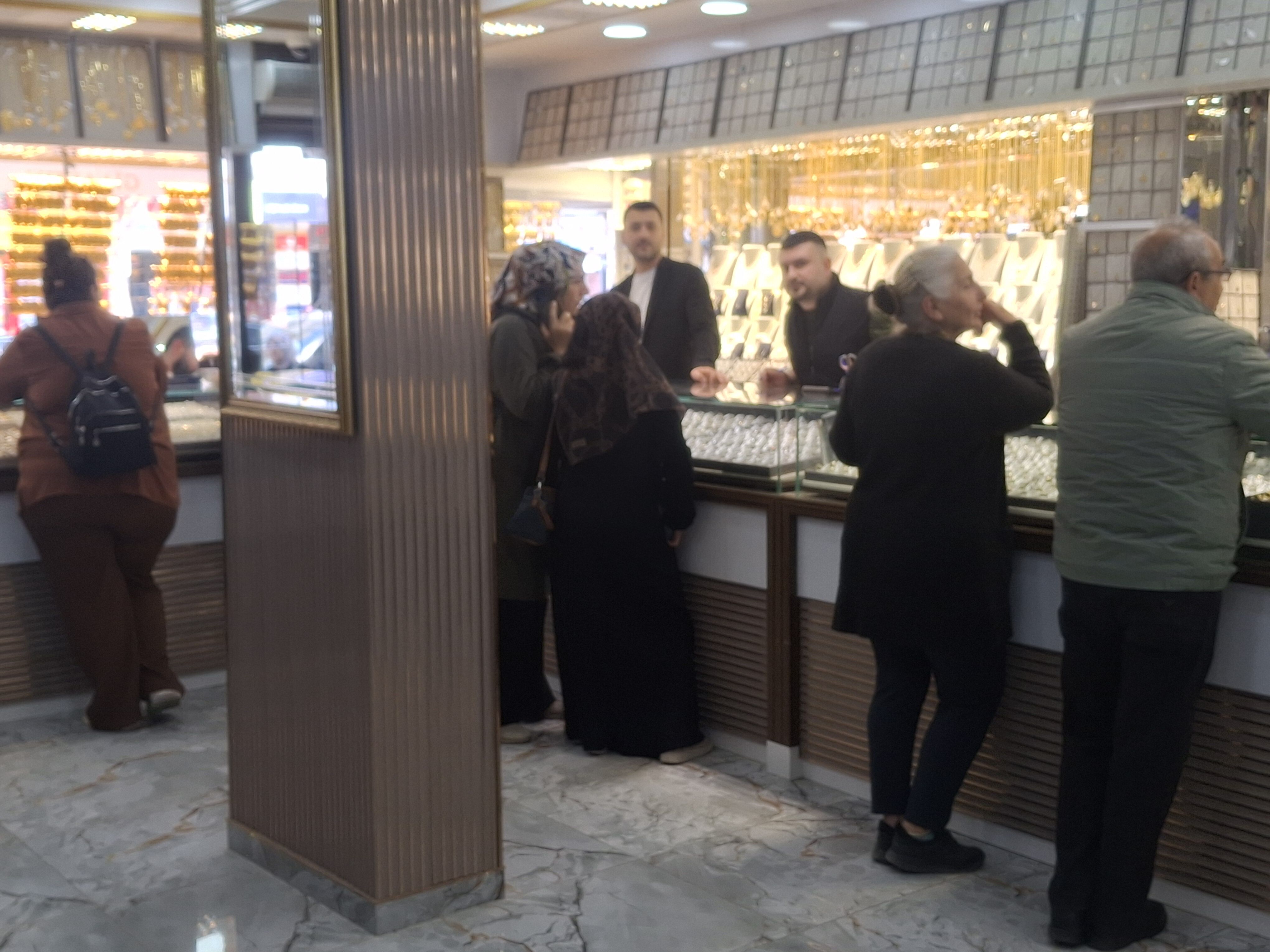 Altin Fiyatlari Dustu Didimde Kuyumcularda Hareketlilik Basladi 649223 C81Fb27Be2A2D8668441337B532Eea50