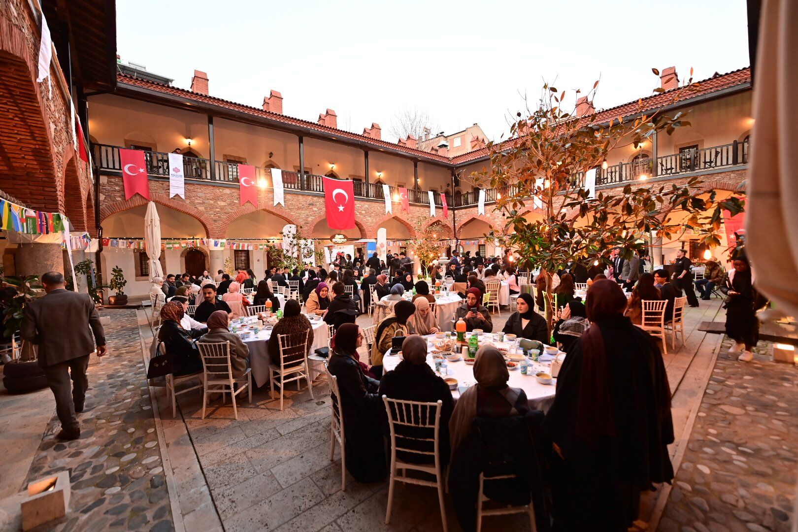 Aydinda Iftar Sofrasinda Dunya Kardesligi 643419 A3Fd7091C1981Cbfd6B740E499A2B750