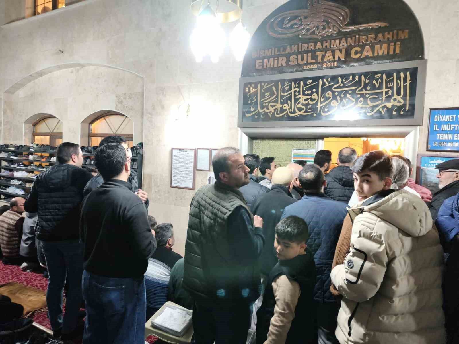 Aydinda Kadir Gecesinde Camiler Doldu Tasti 08Fa8E2Db4A41432Fd343854Dab0C642