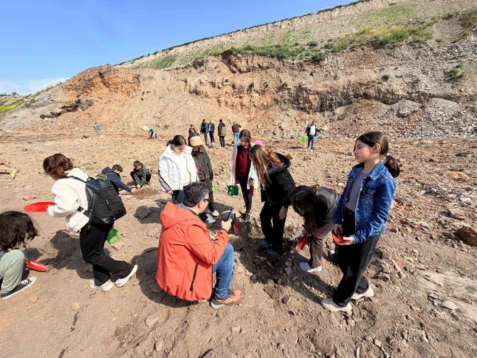 Aydinda Orman Haftasinda Fidanlar Toprakla Bulustu 7Ab7F3061182D9Bbfd8437275Dfcd748