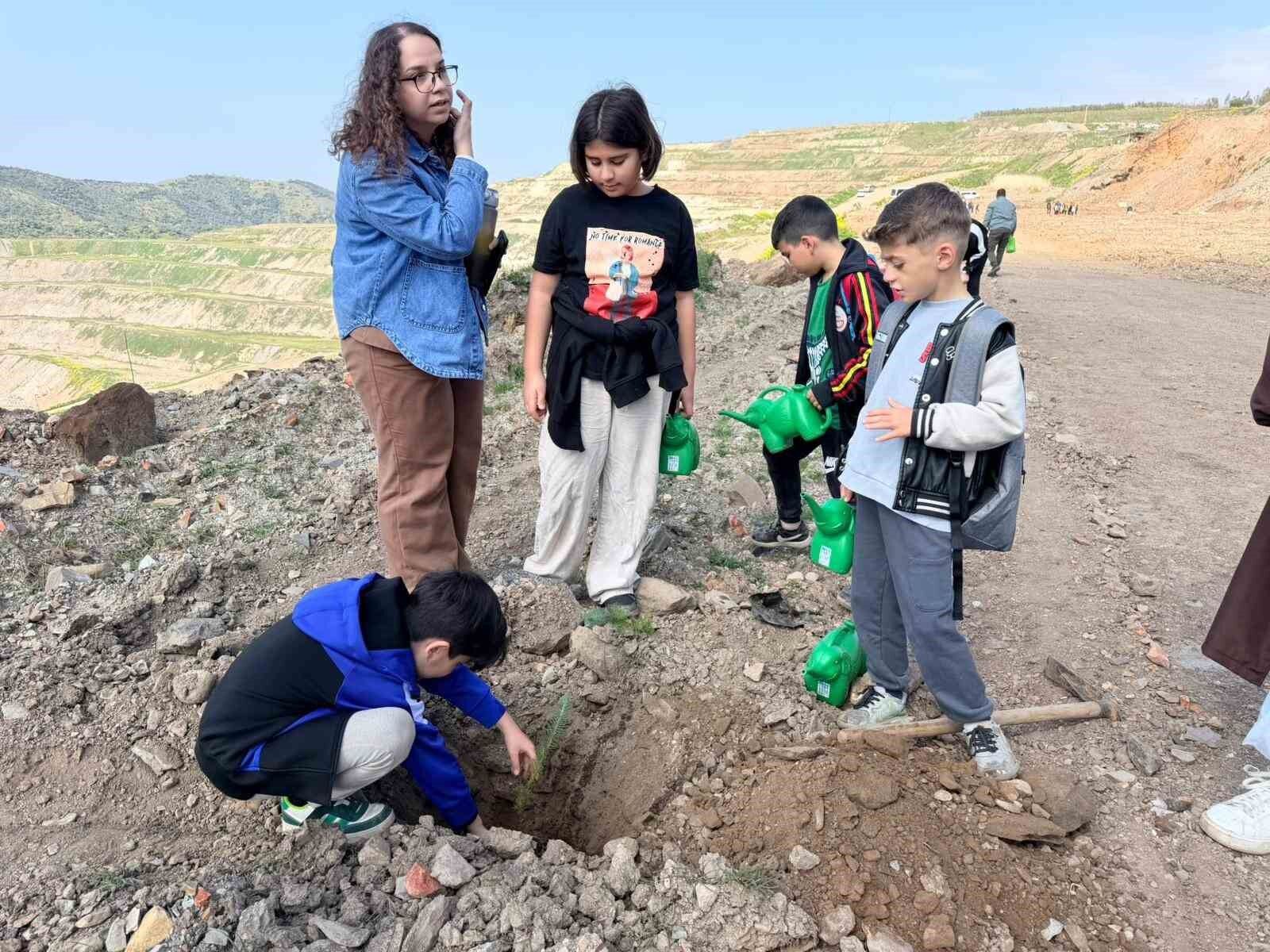 Aydinda Orman Haftasinda Fidanlar Toprakla Bulustu D2B5F6641F85897Aec9F9Fae3Ef356Df