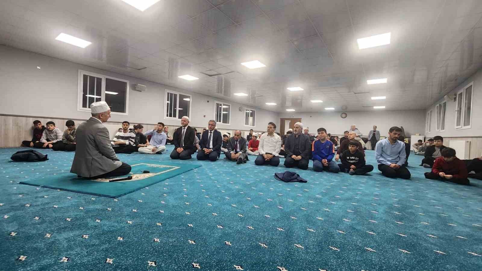 Aydinda Protokol Ve Ogrenciler Iyilik Sofrasinda Bir Araya Geldi 3C8Feb27476973C802964760105D59C1