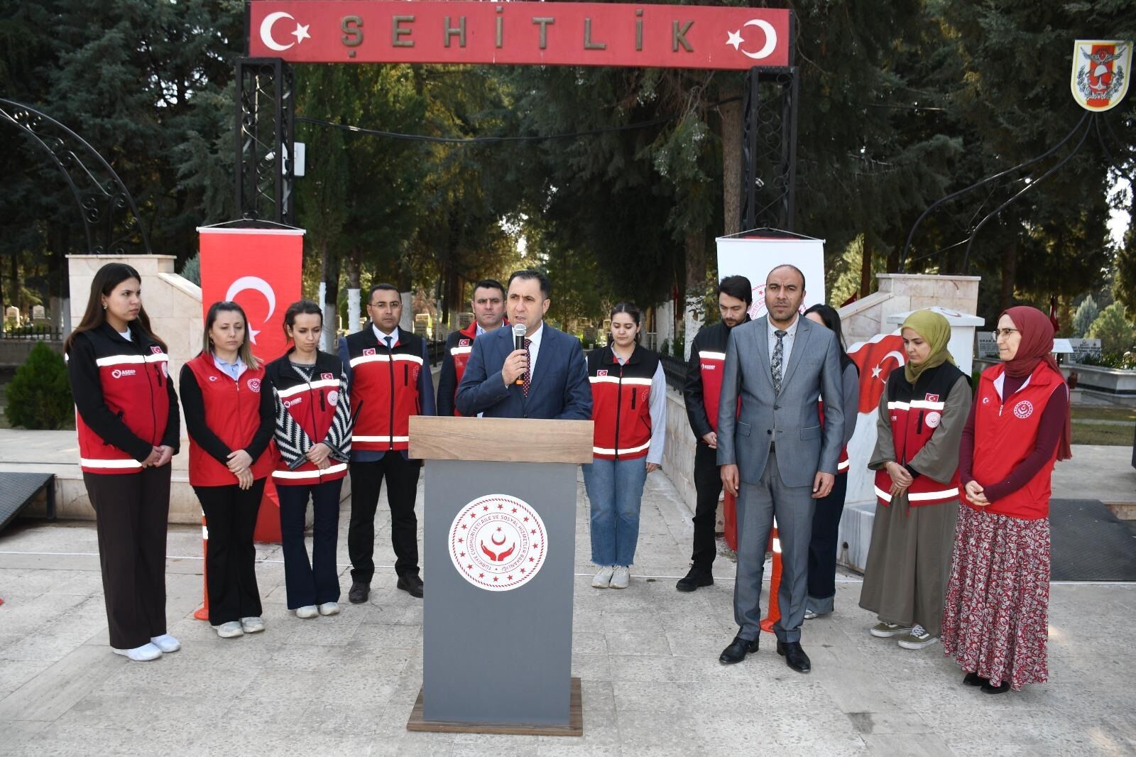 Aydinda Sehitliklere Vefa Mezarl (1)