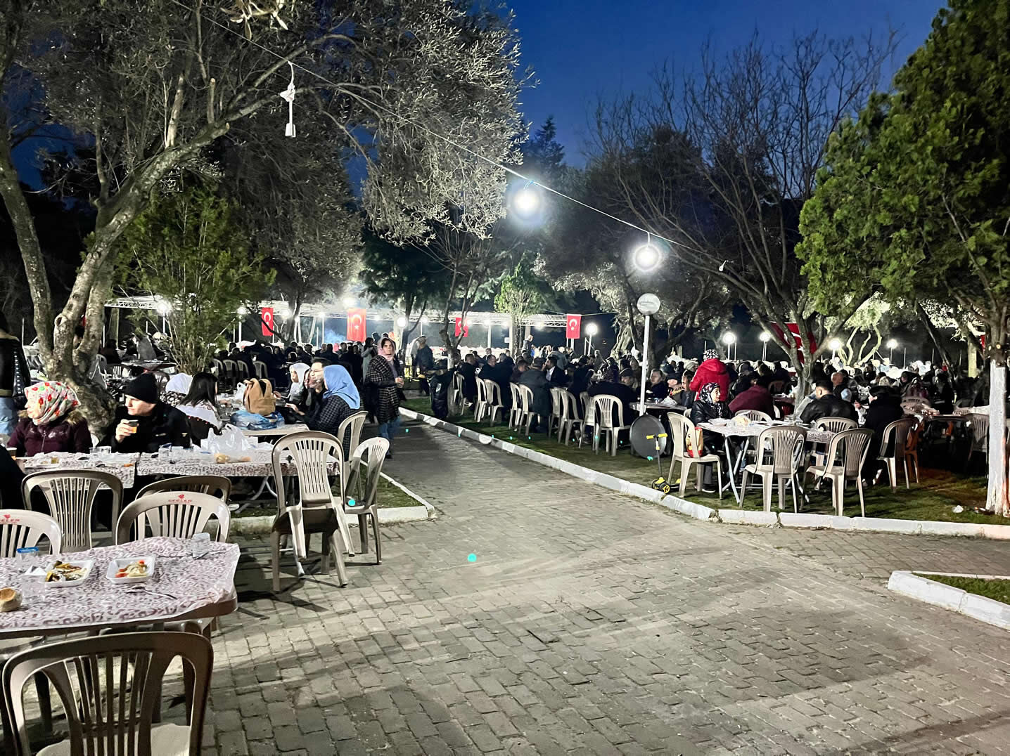 Aydinlilar Kadir Gecesinde Oruclarini Sehitlikte Acti 647886 8Bd67Cb4F458Cf14Efa41E42Dc636Ebd