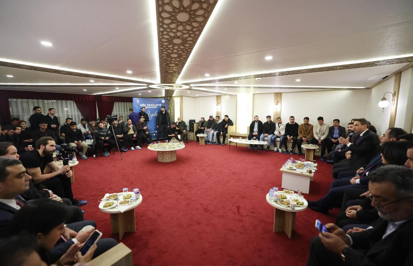 Bakan Bayraktar Aydinda Genclerle Bulustu 647096 52916B96774284470B34B54Fe18817Ce