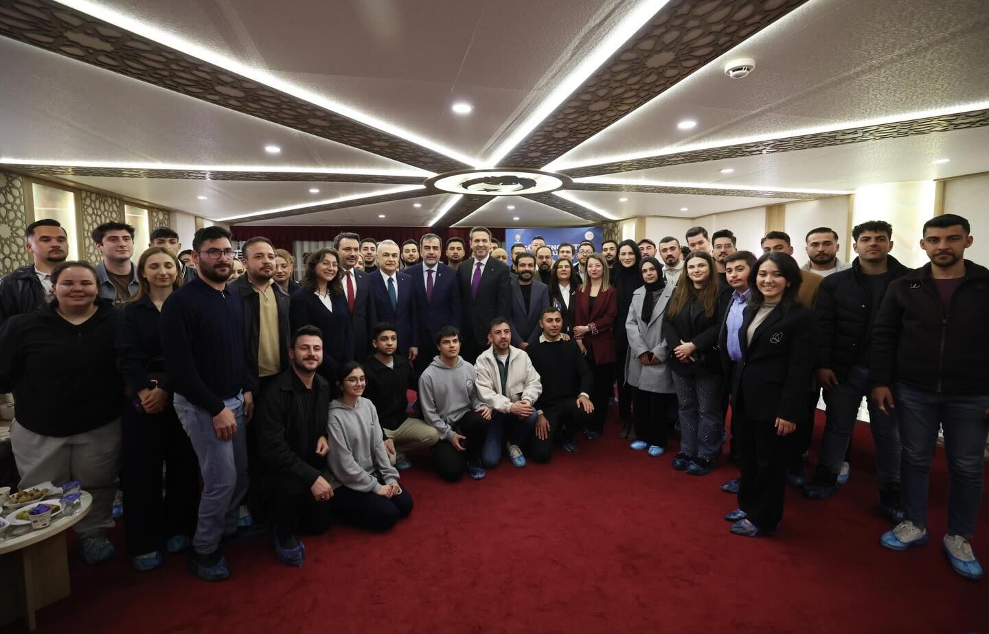 Bakan Bayraktar Aydinda Genclerle Bulustu 647096 98F63E31247434E7B36059402Ef00E0E