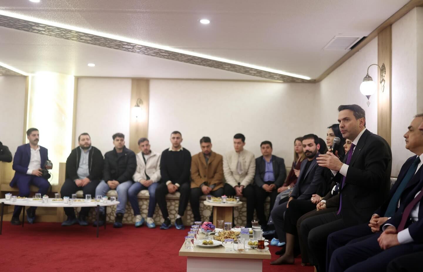 Bakan Bayraktar Aydinda Genclerle Bulustu 647096 E5Defdbbf6466Dc8B4936Af451171F81