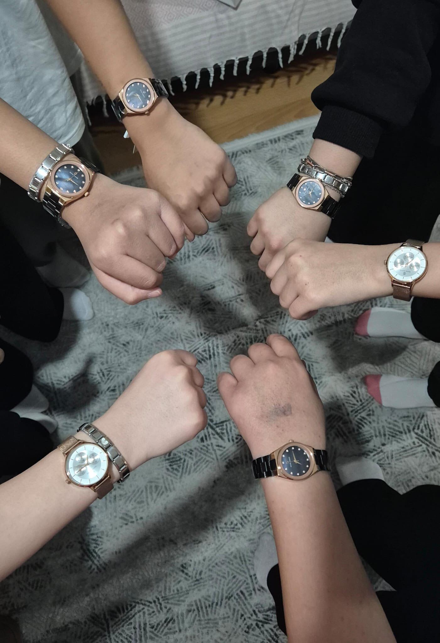 Bakan Goktastan Aydinli Cocuklara Saat Jesti 649446 D1Ac1D265F7Cd2193Da8C074F4207371