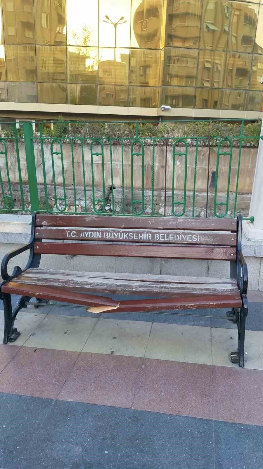 Banklar Ve Sokaklar Duyarsiz Vatandaslarin Hedefi Oldu 41E4Ca59D732437040Bc3B733102F517